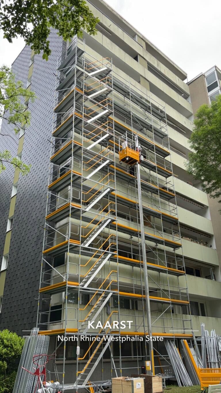 Gerüst  vor  einem  hohen  Wohngebäude,  gelb-graue  Farben,  gebaut  in  Kaarst,  NRW.